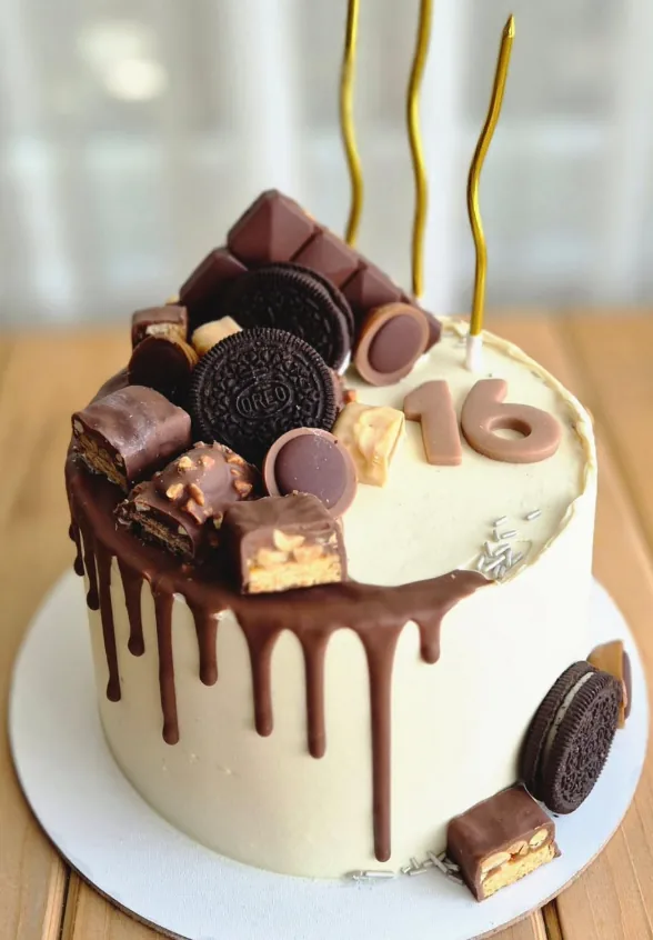 16. yaş pastası; çikolata akıtma, Oreo, gofretli çikolatalar ve çikolatadan 16 rakamı
