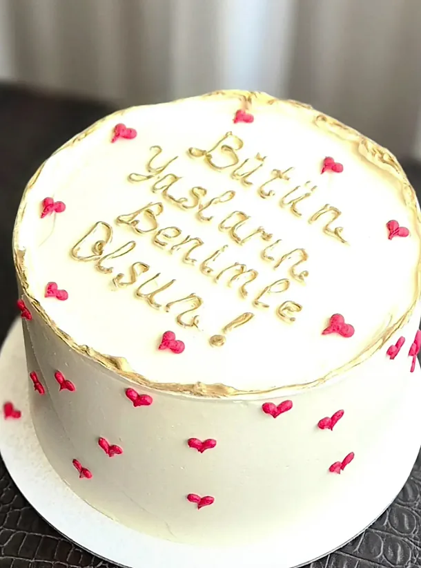 Çiçek detaylı, pastel tonlarda romantik doğum günü pastası