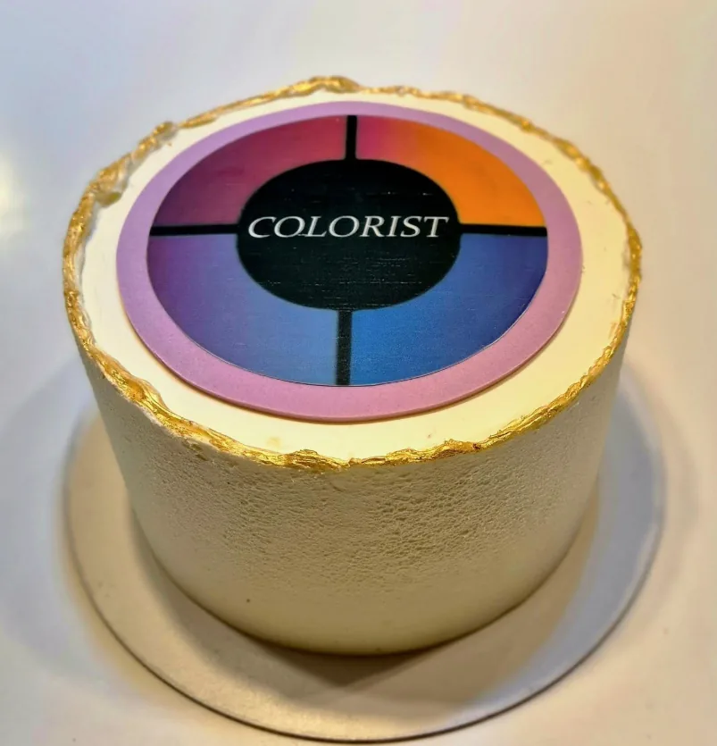 Altın boyalı kurumsal pasta; üstünde renk çarkı desenli Colorist logosu