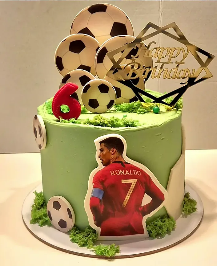 Futbol temalı çocuk pastası, Cristiano Ronaldo görseli ve saha detaylarıyla