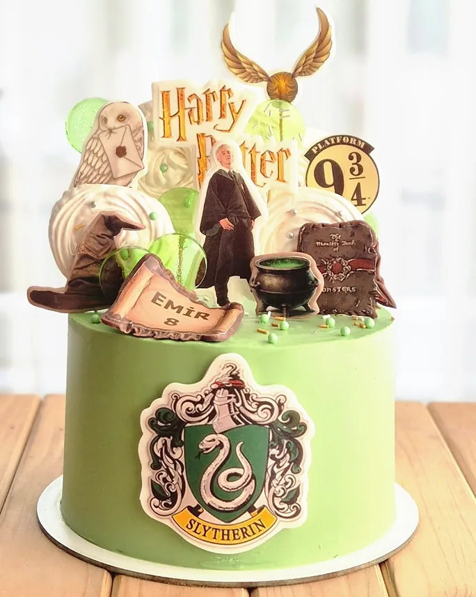 Harry Potter Slytherin temalı pasta, yeşil yılan armasıyla