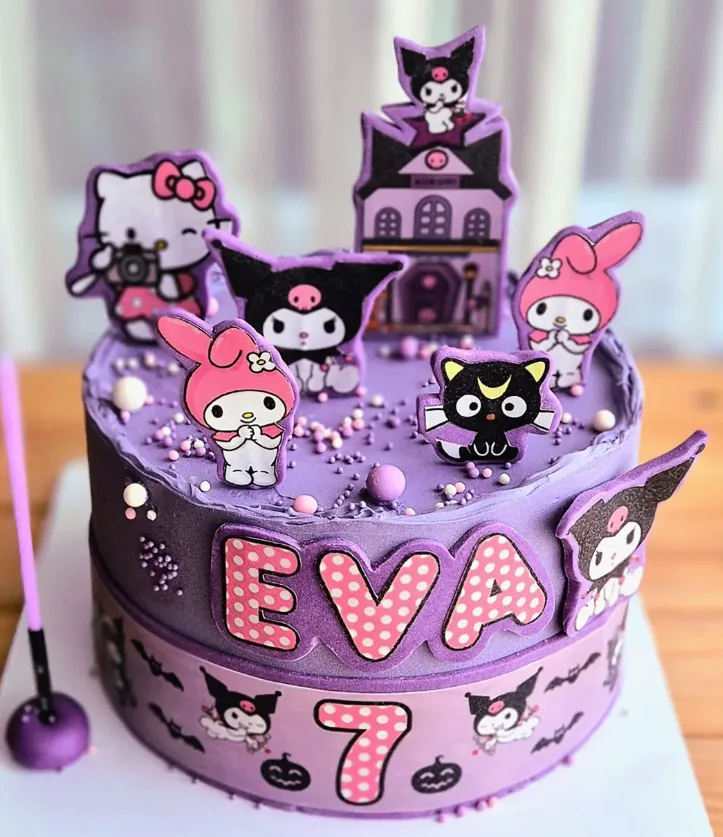 Mor Sanrio pastası; Kuromi, My Melody ve Hello Kitty figürleri, Eva ismi ve 7 rakamı