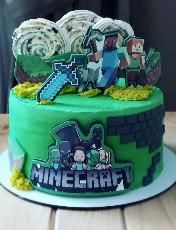 Yeşil Minecraft pastası; Steve ve Alex figürleri, elmas kılıç ve taş duvar deseni