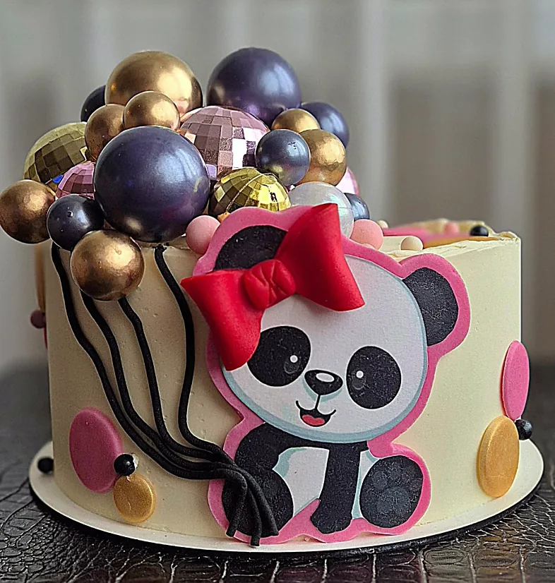 Panda temalı çocuk doğum günü pastası, bambu ve yeşil yaprak detaylarıyla