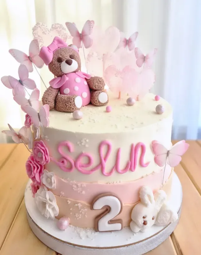 Pembe pasta; puanlı elbiseli fondan ayıcık, tül kelebekler, tavşan, Selin ismi ve 2 rakamı